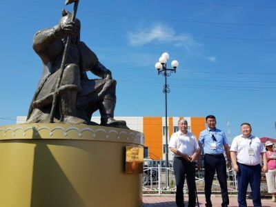 В Борогонцах открыли памятник родоначальнику устьалданцев Легой Тойону