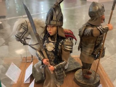 В Smart библиотеке в Якутске открылась передвижная выставка авторских кукол