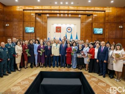 Айсен Николаев вручил якутянам государственные награды в преддверии Нового года