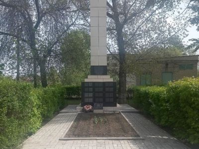 Братская могила советских воинов, погибших в период Сталинградской битвы