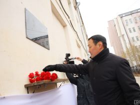 В Якутске открыли мемориальную доску первому директору ГТРК «Саха»