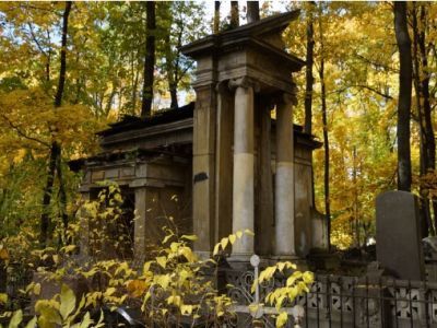 Усыпальница с оградой, начало XX в.