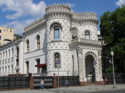 Жилой дом с росписью в интерьере