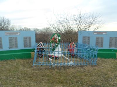 Братская могила советских воинов, погибших в боях с фашистскими захватчиками