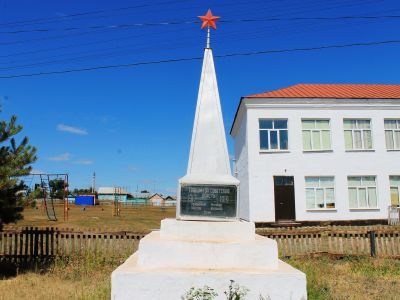 Братская могила красноармейцев, погибших в 1919 г. за Советскую власть: Храмова, Усманова Н.Х., Керенского, Воронкова, Дмитриева А.Т., Сычева С.К., Сергеева С.К.