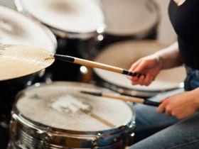 Игра на барабанах