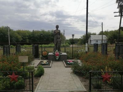 Братская могила 30 советских воинов