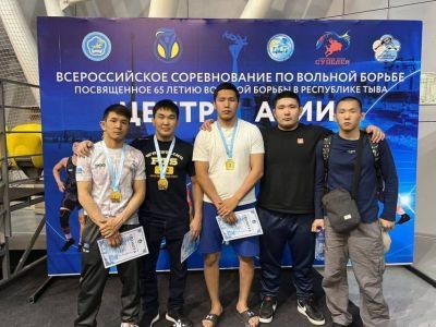 Якутские борцы завоевали три медали на всероссийских соревнованиях в Кызыле