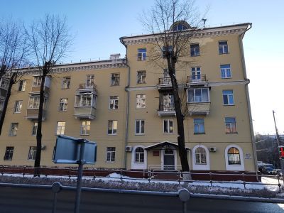 Жилой дом с нежилыми помещениями на первом этаже, 1955-1956 гг., архитектор Л.П. Гулецкая. Здесь жили Главный конструктор ракеты Р-2, заместитель С.П. Королева, П.И. Мелешин, заместитель С.П. Королева по общим вопросам Л.А. Малышев, начальник конструкторс