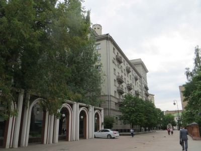 Жилой дом советских писателей, 1937 г., 1950 г., архитектор И.Н.Николаев. Здесь в разные годы проживали выдающиеся писатели, ученые и государственные деятели