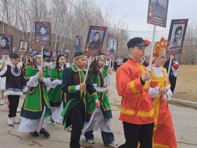 В Якутске ученики школы № 13 прошли в строю «Бессмертного полка» в национальных костюмах