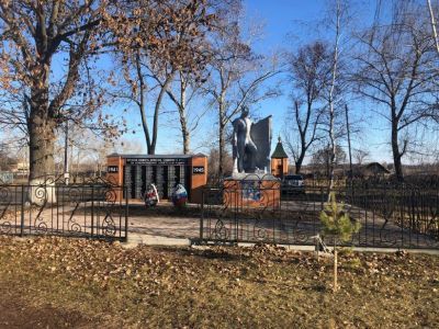 Братская могила воинов Советской Армии, погибших в период Великой Отечественной войны. Захоронено 206 человек, установлено фамилий на 83 человека. Скульптура установлена в 1963 году