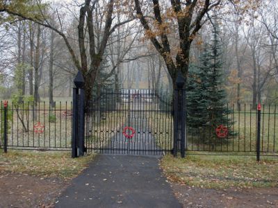 Братское захоронение советских воинов, погибших в 1941-44 гг., среди погибших - Герой Советского Союза Пасторов Юрий Викторович (1919-1944)