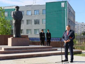 В Якутске возложили цветы к памятнику Илье Винокурову в рамках Спартакиады трудовых коллективов