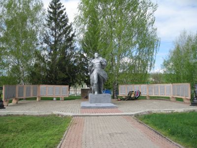 Братская могила советских воинов, погибших в боях с фашистскими захватчиками в 1943 году. Захоронено 13 человек, имена установлены. Скульптура советского воина