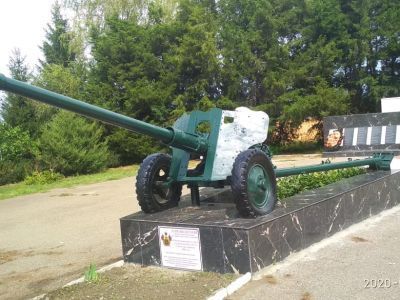 Противотанковая пушка, установленная в честь советских воинов, защищавших район от фашистских захватчиков