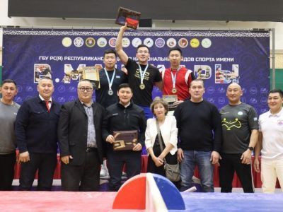 Мас-рестлеры Эрчим Баппагай и Валерий Никаноров впервые завоевали титулы абсолютных чемпионов Якутии