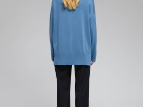 Джемпер с воротником-стойкой и спущенным плечом