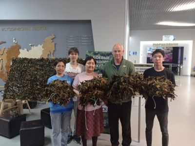 Волонтеры музея «Россия - моя история» в Якутске изготовили маскировочные сети для бойцов СВО