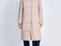 Утепленное пальто прямого кроя с капюшоном