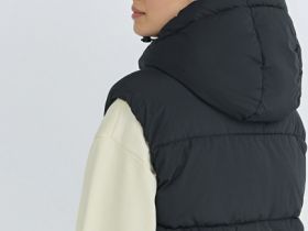 Утеплённый жилет с капюшоном, Черный