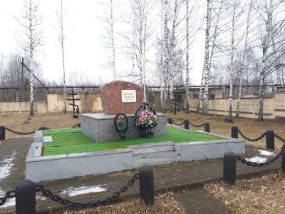 Захоронение узников концентрационного лагеря Дулаг 142