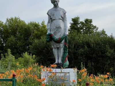 Братская могила воинов Советской Армии, погибших в период Великой Отечественной войны. Захоронено и установлено фамилий на 8 человек. Скульптура установлена в 1965 году