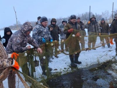 Делегация Хангаласского района доставит 20 мешков карасей бойцам-якутянам в зону СВО