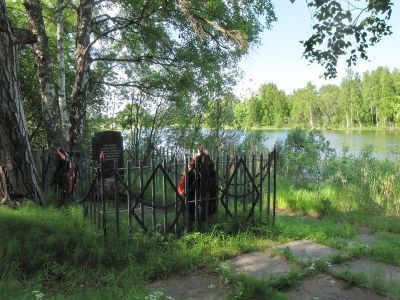 Братское захоронение советских воинов и работников ленинградского завода им. К.Е. Ворошилова, погибших при эвакуации во время Великой Отечественной войны