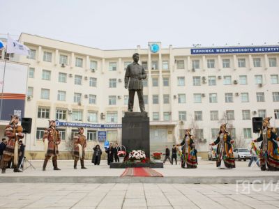 В Якутске ко Дню республики возложили цветы к памятнику Максиму Аммосову