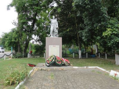 Братская могила советских воинов, погибших в боях с фашистскими захватчиками