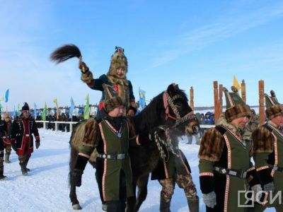 Фоторепортаж: парад участников соревнований среди коневодов-табунщиков Якутии