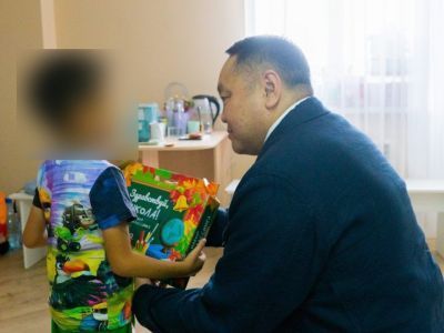 «Собери ребёнка в школу»: Альберт Семенов вручил наборы первоклассника детям из семей участников СВО