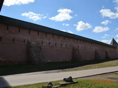 Прясло северной стены между Северо-западной наугольной башней и Прямоугольной башней