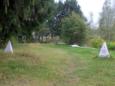 Надолбы (2 шт.) на рубеже обороны 1941-44 гг, на одном надолбе – памятная надпись