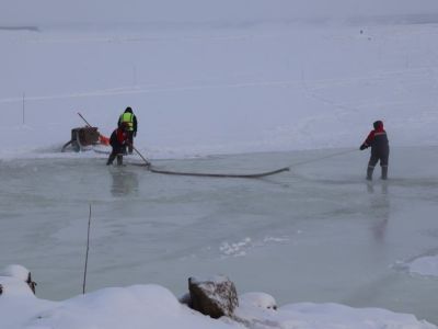 На устройстве ледовой переправы Хатассы - Нижний Бестях расчищают торосы