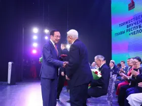 Глава Якутии вручил ветеранам юбилейные знаки к 80-летию Великой Победы