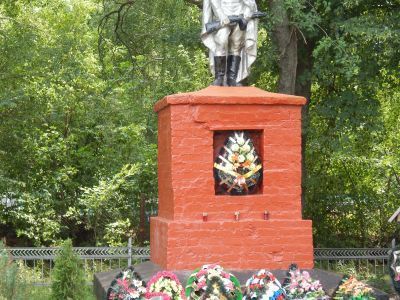 Братская могила воинов Советской Армии, погибших в январе-феврале 1943 года. Захоронено 611 человек, установлено фамилий на 123 человека. Скульптура установлена в 1956 году