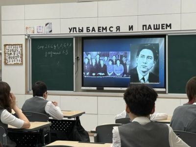 Интерактивный урок «Майские вальсы певца Победы» провели в школе Якутска