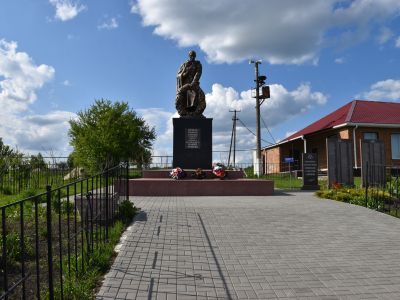 Братская могила советских воинов, погибших в боях с фашистскими захватчиками в 1943 году. Захоронено 60 человек, имена не установлены. Скульптура советского воина