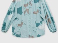 Блузка свободного силуэта с абстрактным принтом