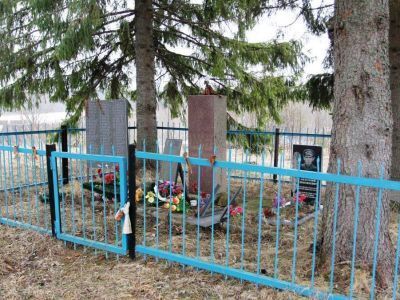 Братская могила воинов Советской Армии, погибших в 1941-1942 гг. в боях с немецко-фашистскими захватчиками за освобождение деревень Лобаново и Хилково