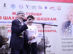 На призы 102-летнего ветерана Наума Слепцова провели матч-турнир по шахматам и шашкам