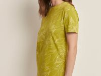 Футболка приталенного силуэта с цветочным принтом