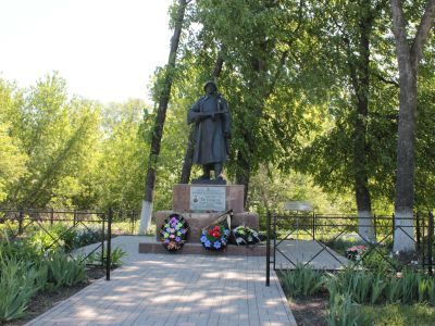 Братская могила советских воинов, погибших в боях с фашистскими захватчиками в 1943 году. Захоронено 5 человек, установлено имя одного человека