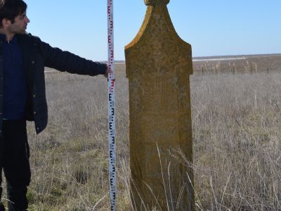 Стела надмогильная с тухумным знаком