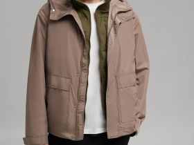 Ветровка с капюшоном