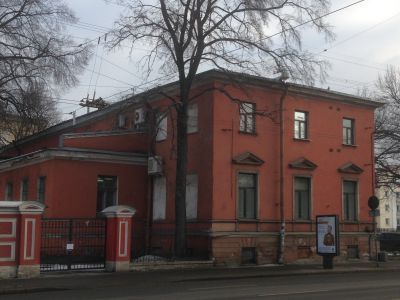 Дом жилой Первого кадетского корпуса с садом