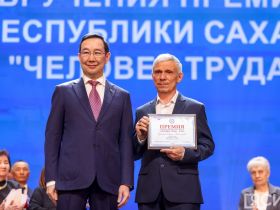 Айсен Николаев наградил 50 якутян премией «Человек труда»