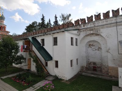 Служебная постройка у южной стены